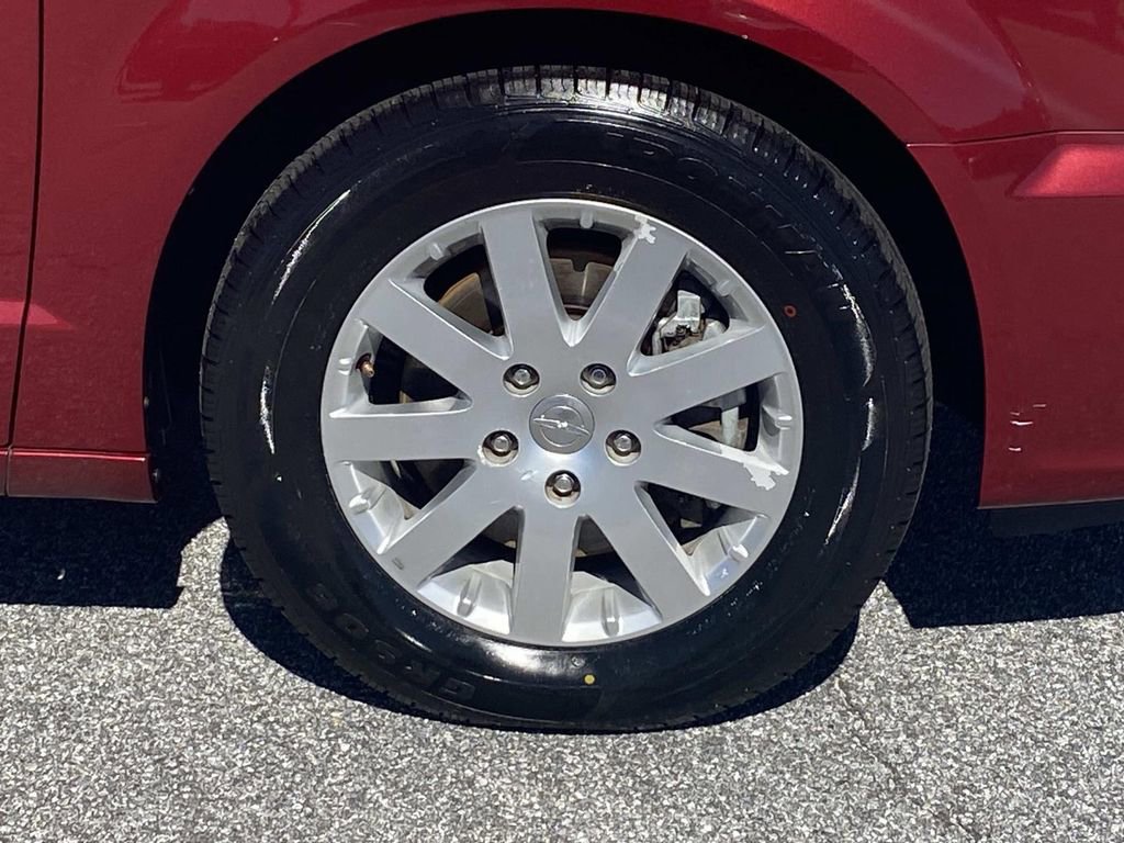 Used 2014 Chrysler Town & Country Touring image 10