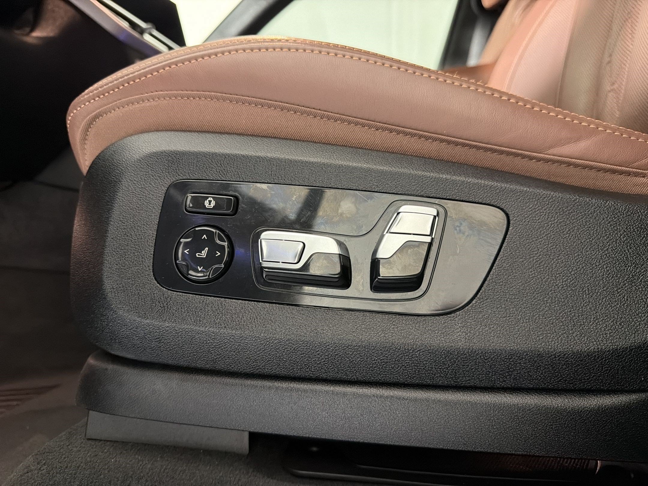 Used 2025 BMW X7 M60i w/ Executive Package AWD/4WD image 23