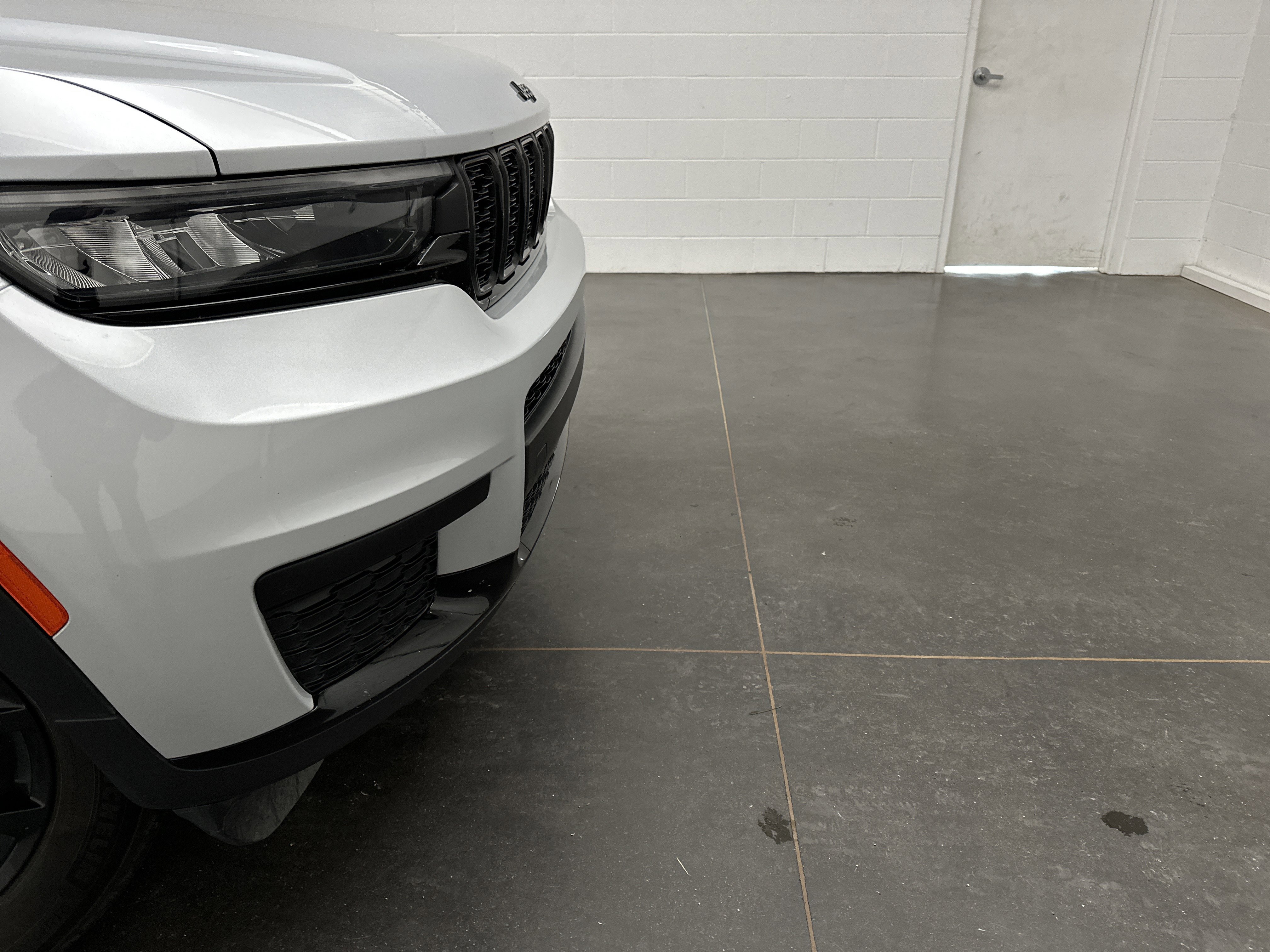 Used 2024 Jeep Grand Cherokee L Laredo image 2