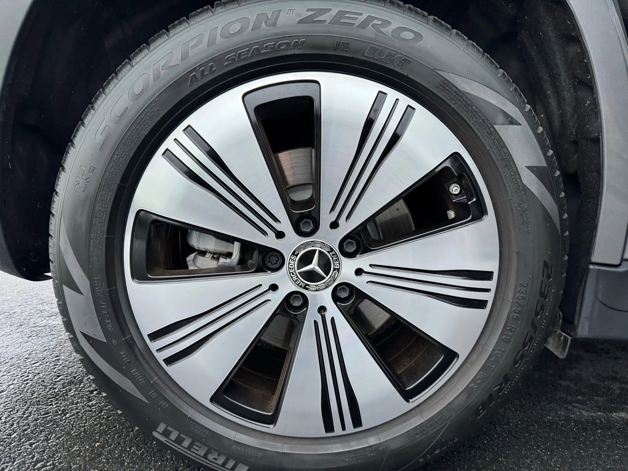 Used 2023 Mercedes-Benz EQB 300 4MATIC w/ Exclusive Package image 20