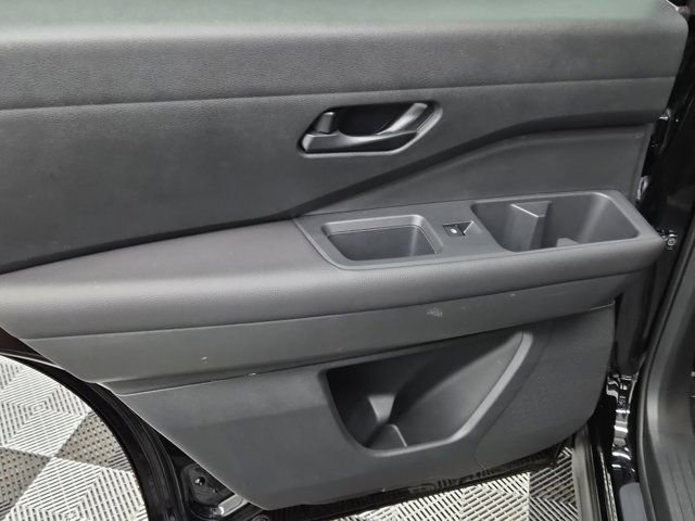 Used 2025 Nissan Pathfinder SV w/ SV Premium Package image 17