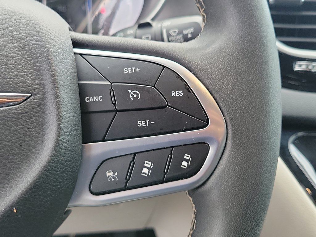 Used 2024 Chrysler Pacifica Touring-L FWD image 30