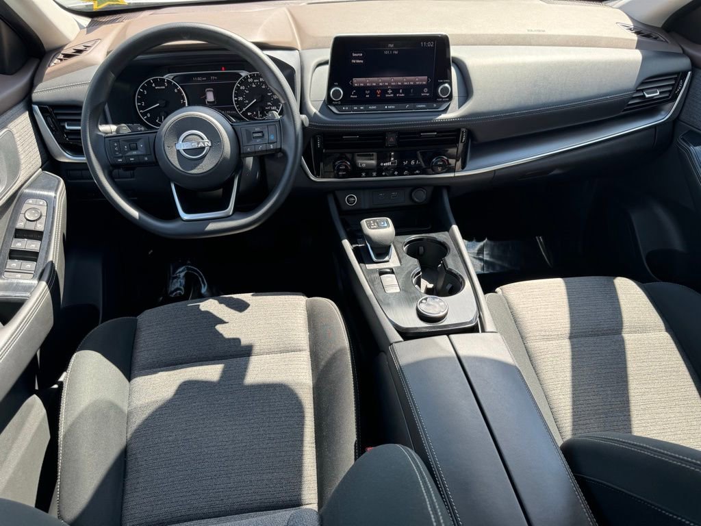 Used 2022 Nissan Rogue SV image 3