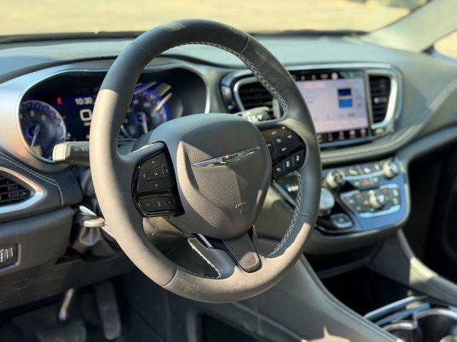 Used 2023 Chrysler Pacifica Limited w/ S Appearance Package image 8