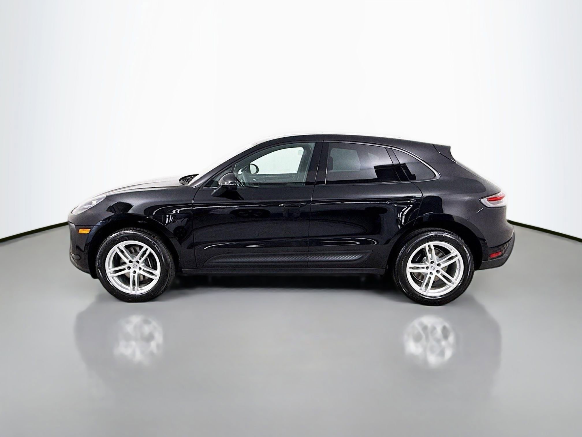 Certified 2025 Porsche Macan AWD/4WD image 2