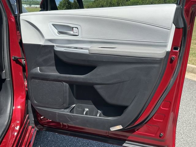 Used 2025 Toyota Sienna XLE FWD image 16