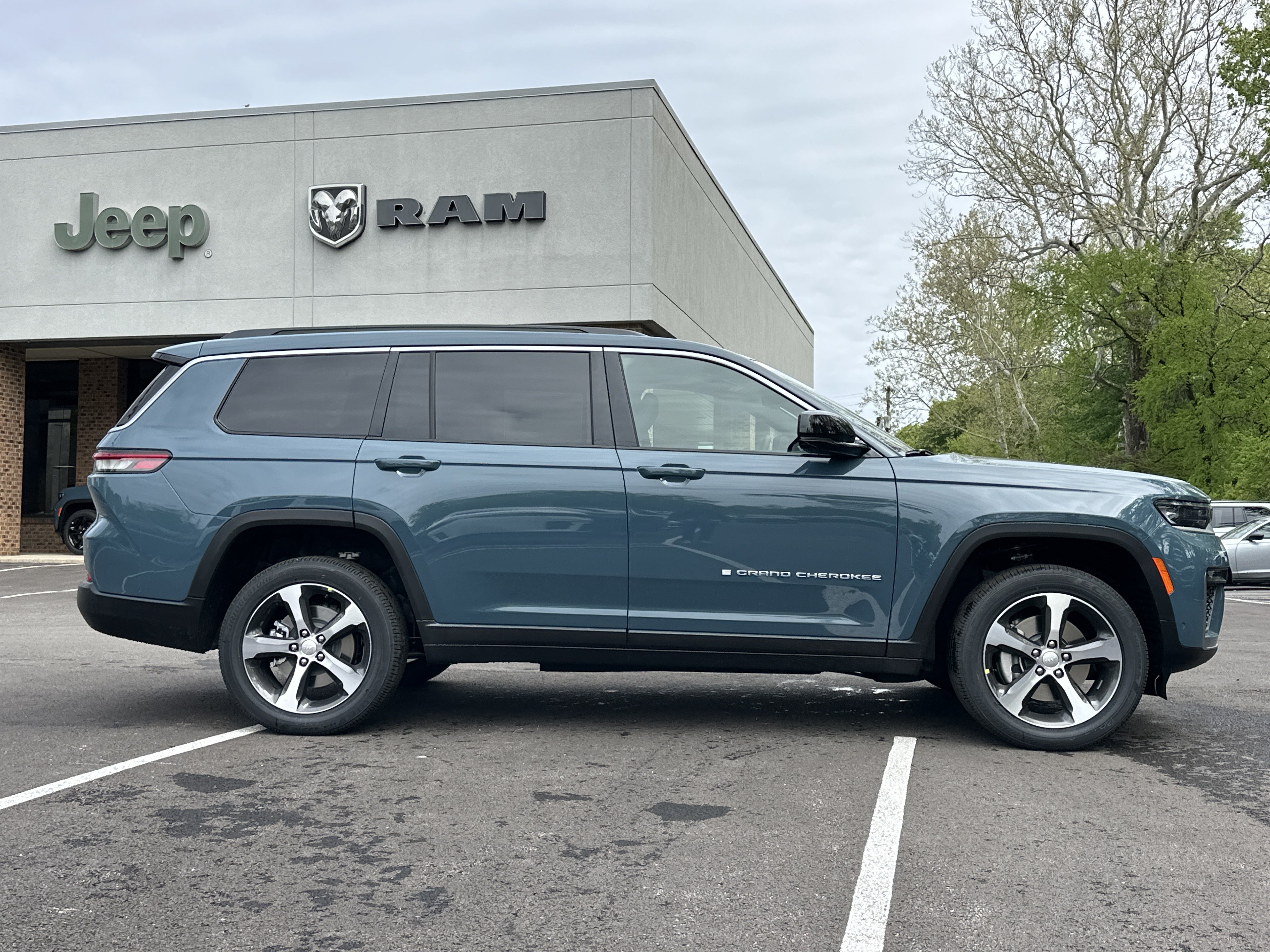 New 2026 Jeep Grand Cherokee L Limited w/ Luxury Tech Group II AWD/4WD image 19