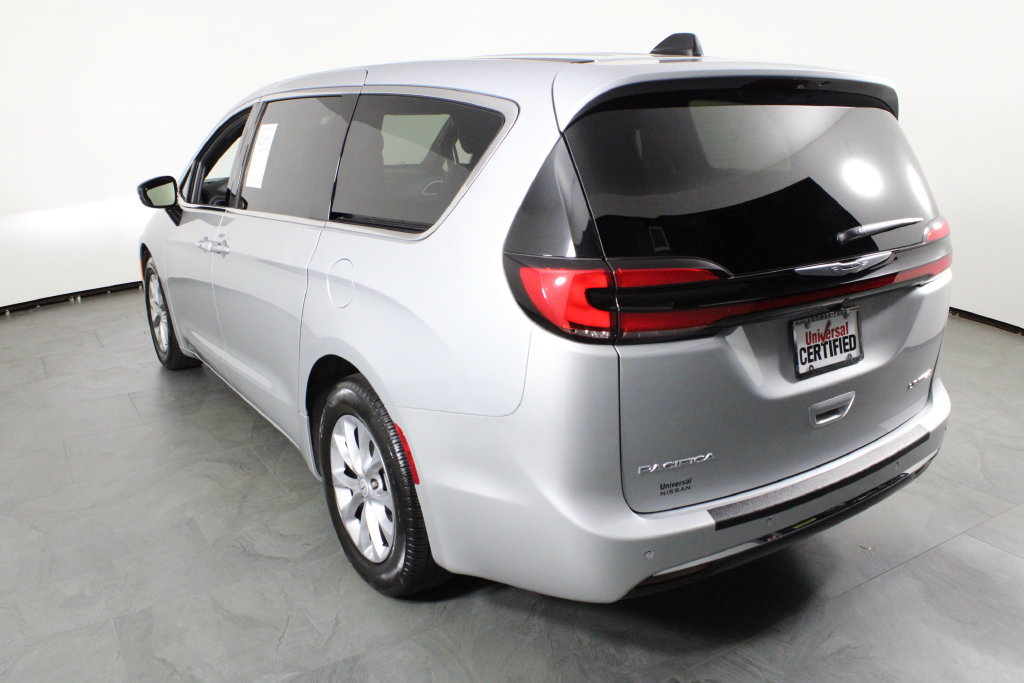 Used 2026 Chrysler Pacifica Limited FWD image 15