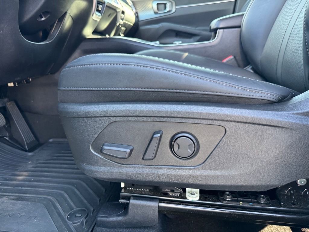 Used 2023 Kia Sorento EX image 16