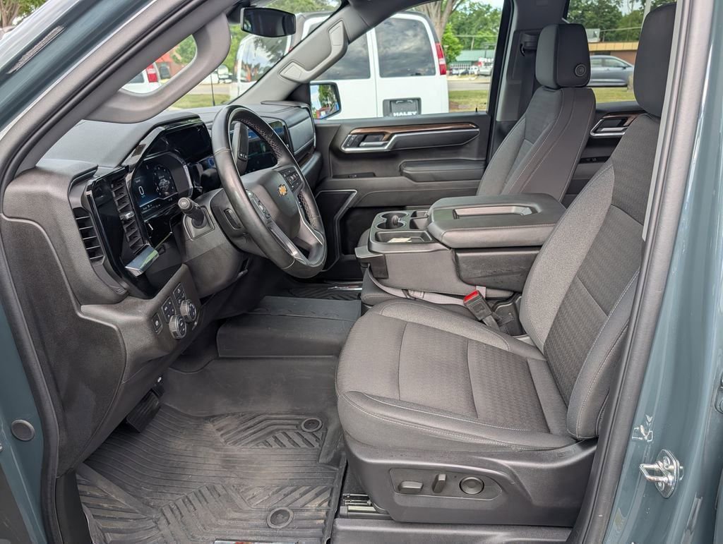 Used 2025 Chevrolet Silverado 1500 LT AWD/4WD image 9