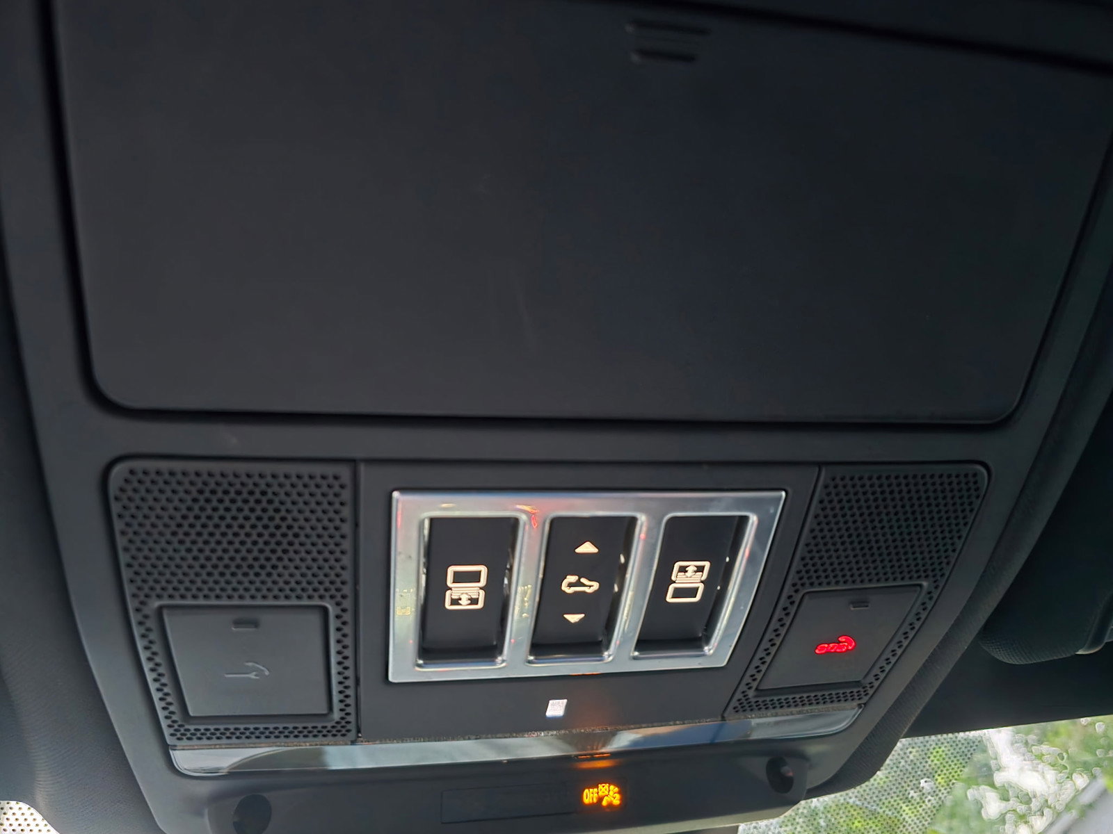 Used 2018 Land Rover Discovery HSE image 23