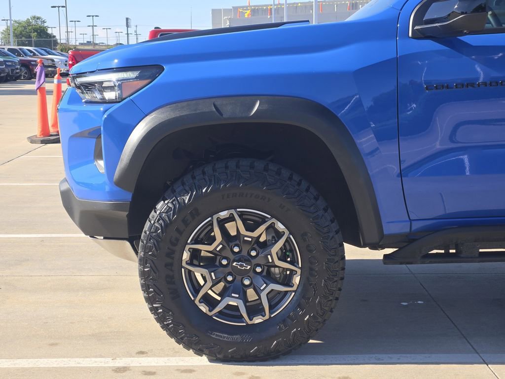 Used 2025 Chevrolet Colorado ZR2 w/ Technology Package AWD/4WD image 8