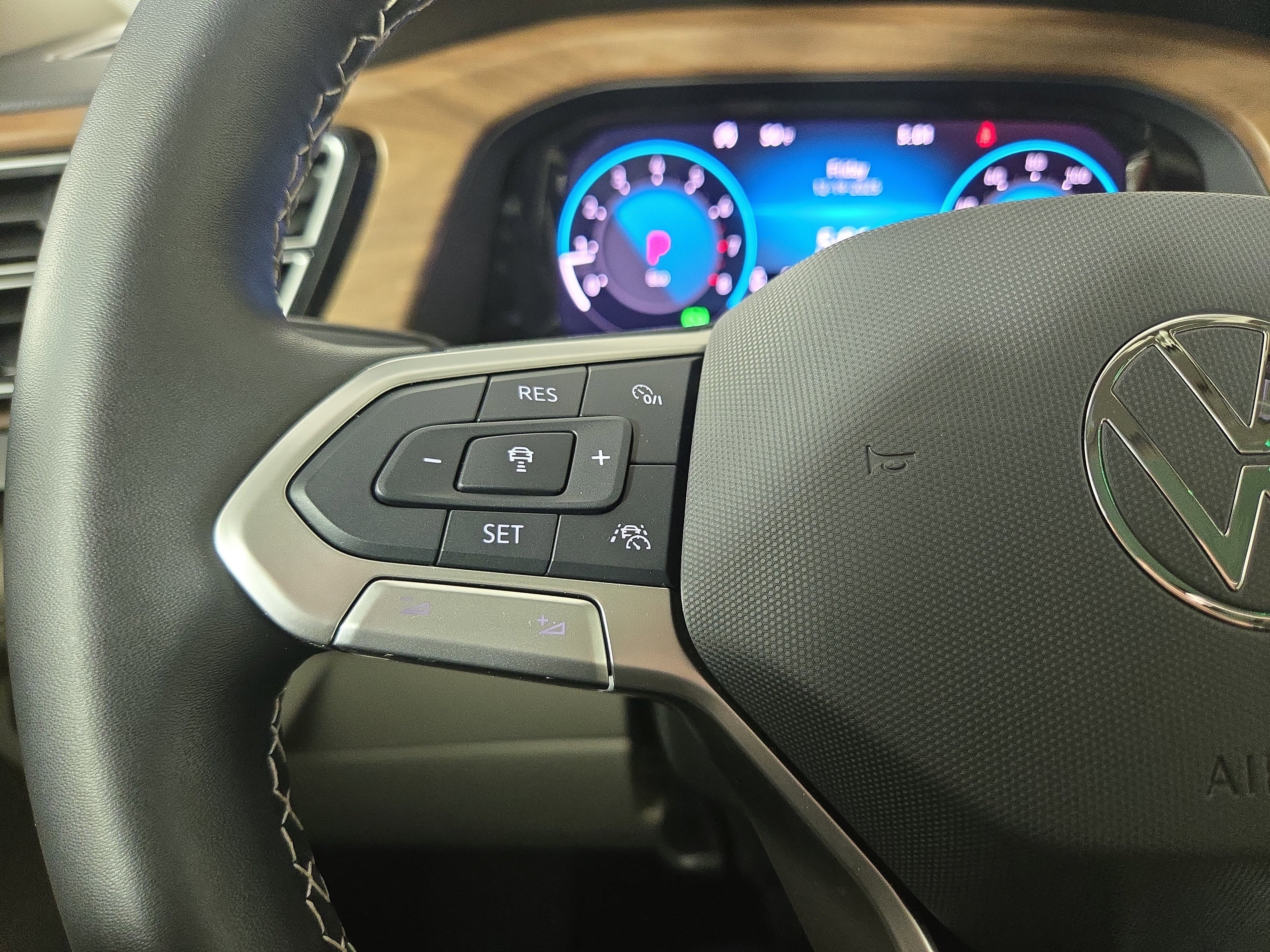 Used 2025 Volkswagen Atlas SE image 16