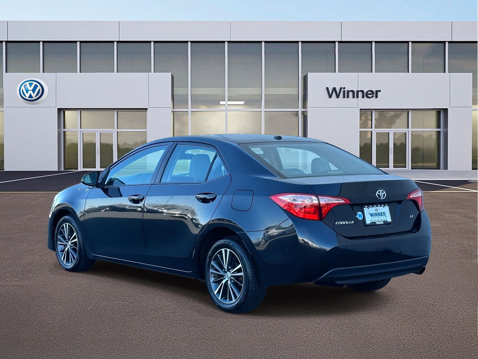 Used 2018 Toyota Corolla LE image 3