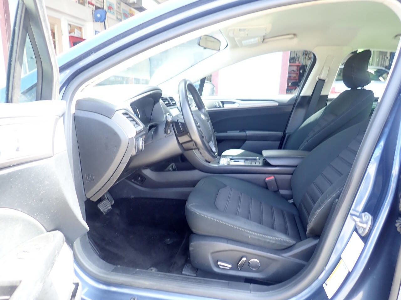 Used 2018 Ford Fusion SE w/ Fusion SE Technology Package image 10