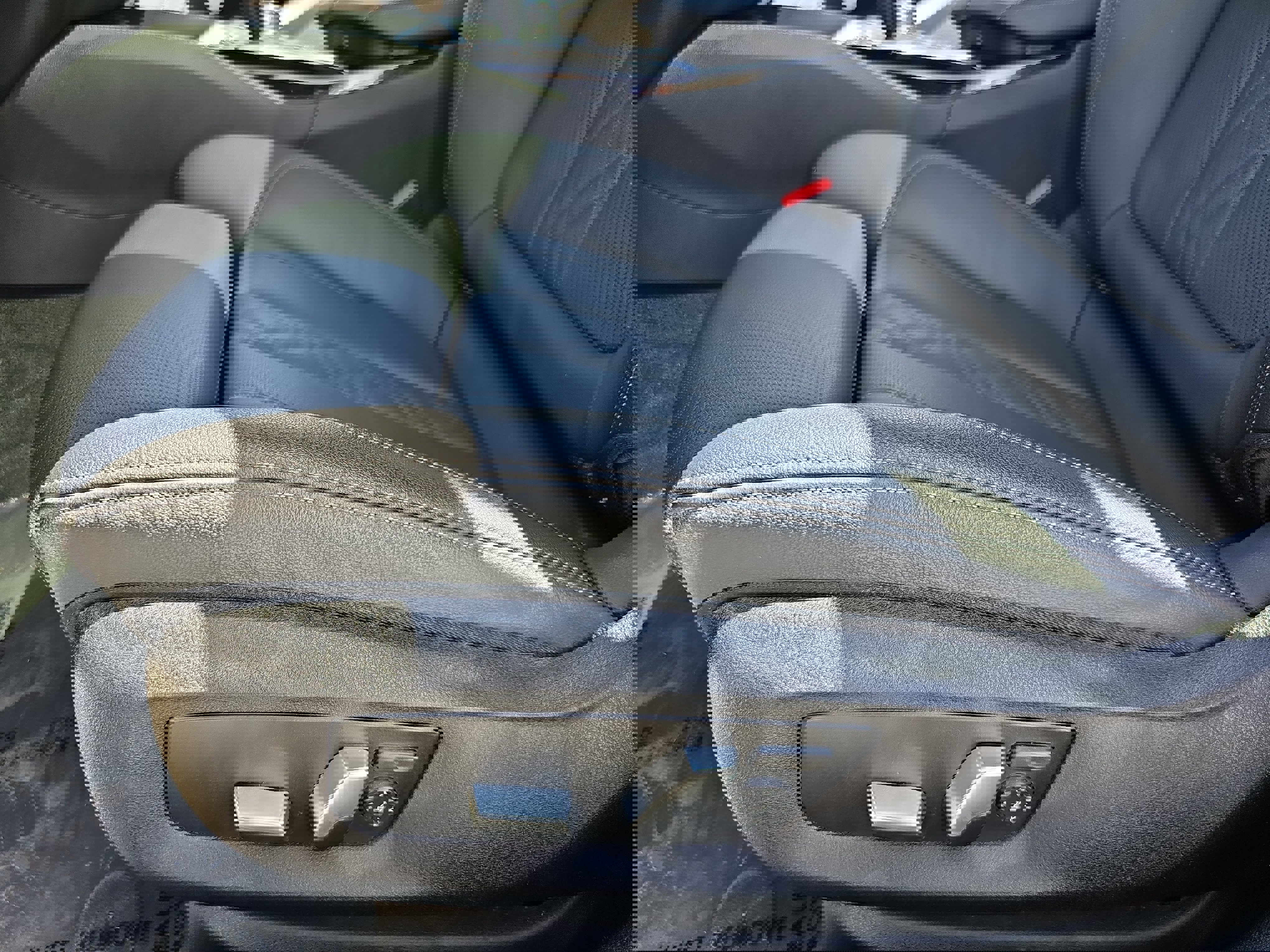 Used 2023 BMW 530e w/ M Sport Package image 29