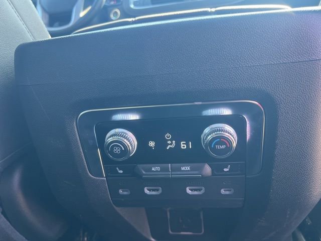 Used 2024 GMC Yukon SLT w/ SLT Luxury Package image 12