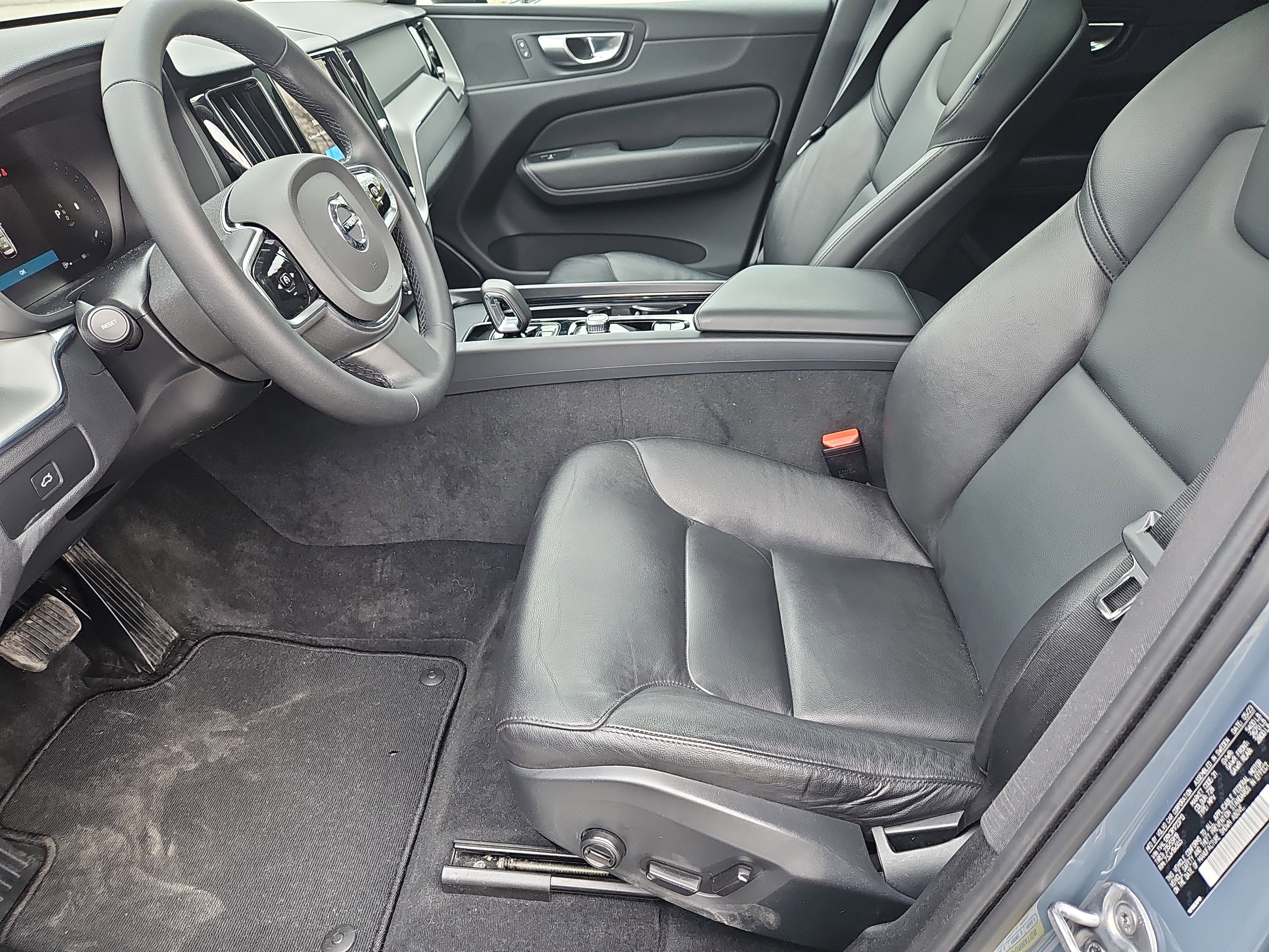 Used 2024 Volvo XC60 B5 Core w/ Climate Package image 30