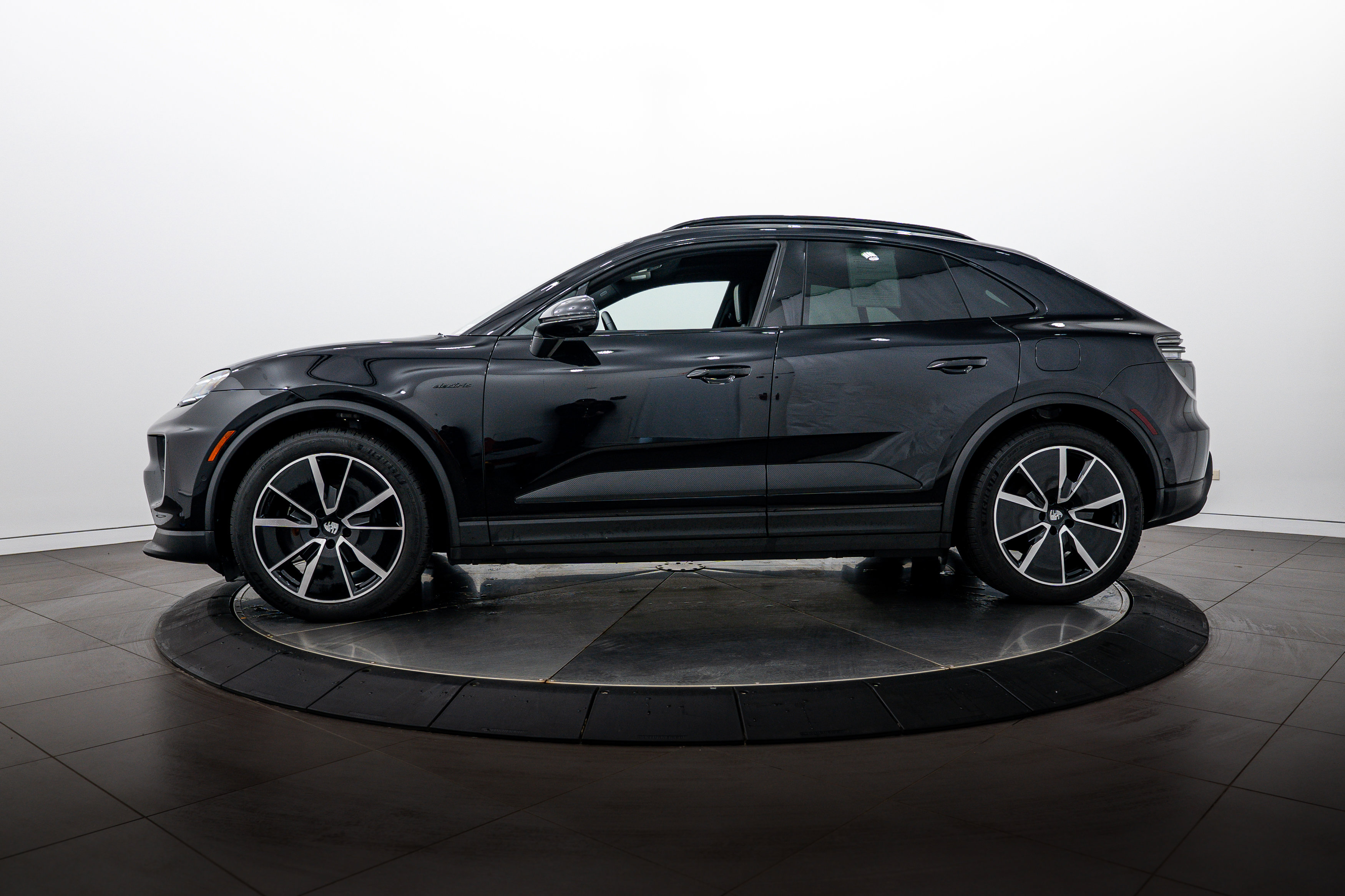Certified 2025 Porsche Macan 4 Electric AWD/4WD image 2