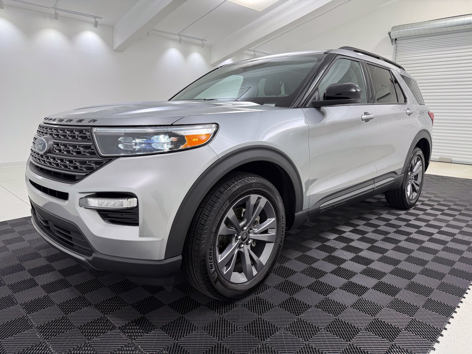 Used 2024 Ford Explorer XLT w/ Equipment Group 202A AWD/4WD image 3