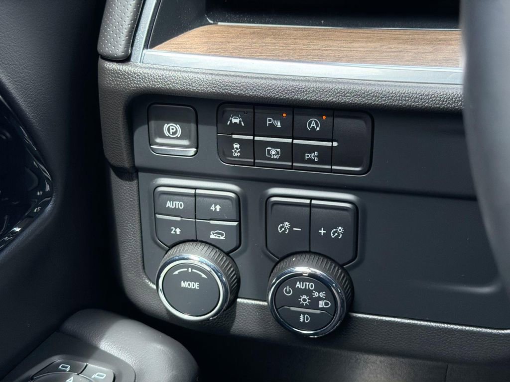 Used 2025 Chevrolet Tahoe High Country AWD/4WD image 17