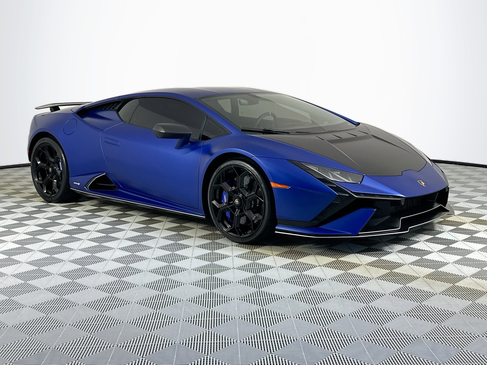Used 2023 Lamborghini Huracan Tecnica image 3