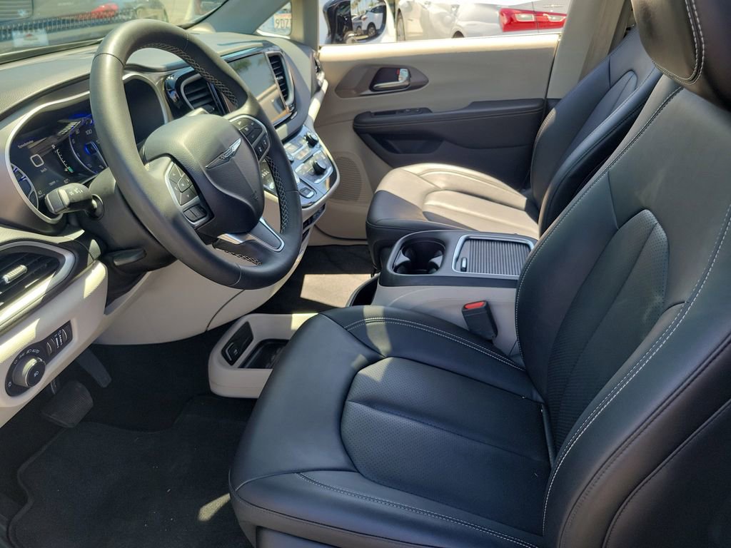 Used 2024 Chrysler Pacifica Touring-L image 16