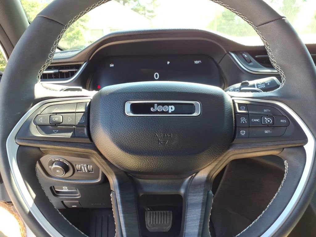 Used 2025 Jeep Grand Cherokee Limited w/ Luxury Tech Group II AWD/4WD image 31