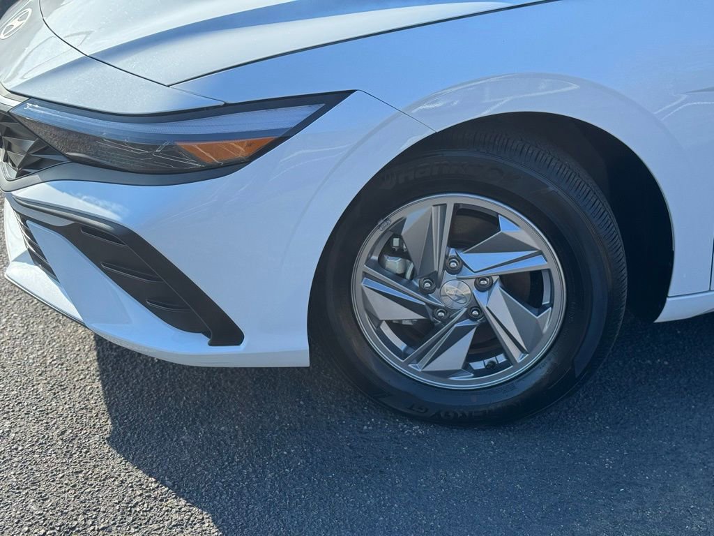 Certified 2025 Hyundai Elantra SE image 6