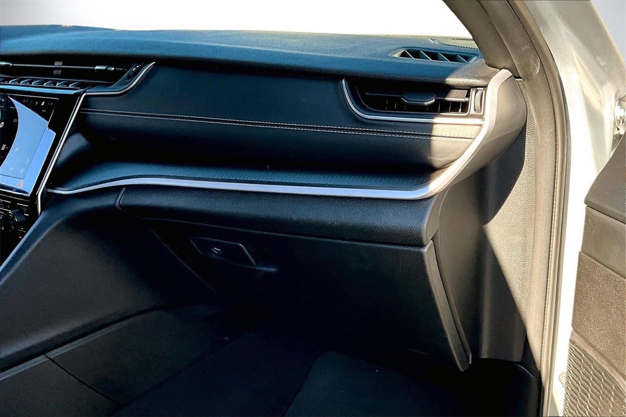 Used 2023 Jeep Grand Cherokee L Laredo image 18