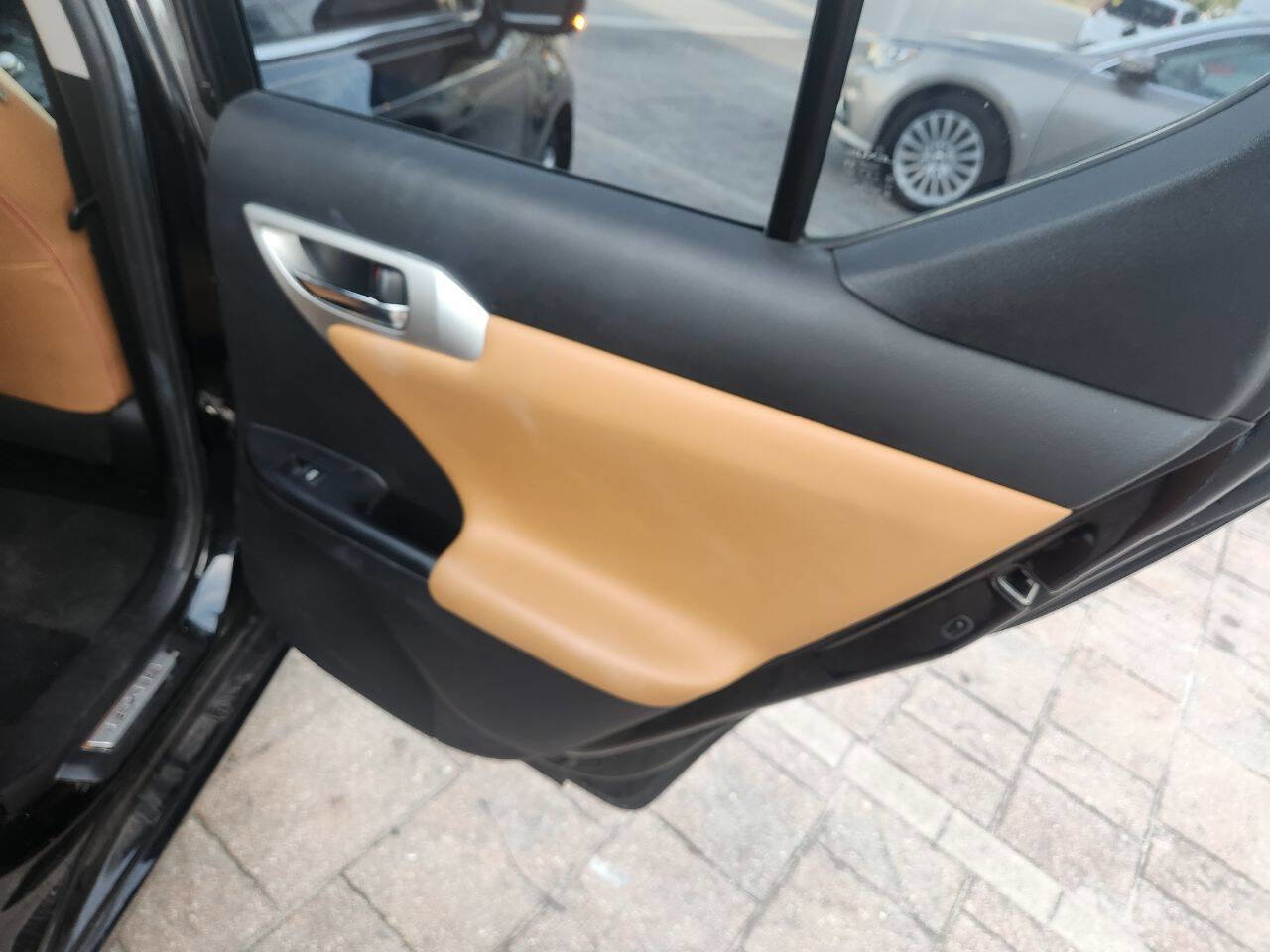 Used 2011 Lexus CT 200h Premium w/ Premium Audio Pkg image 19