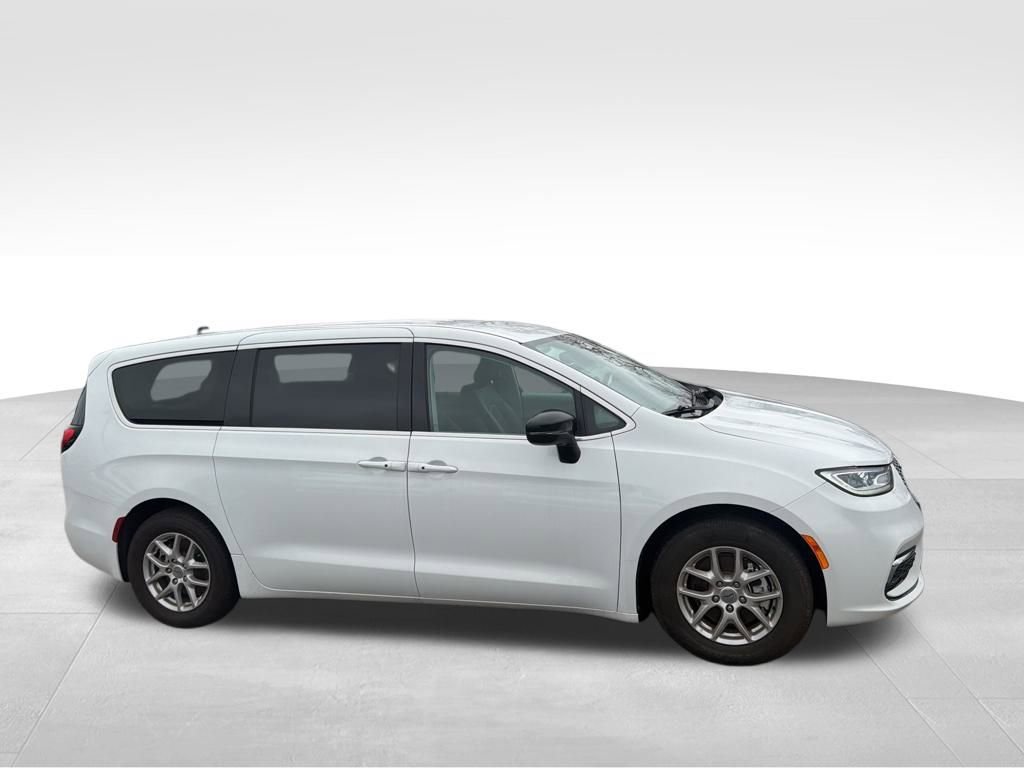 Used 2024 Chrysler Pacifica Touring-L image 4