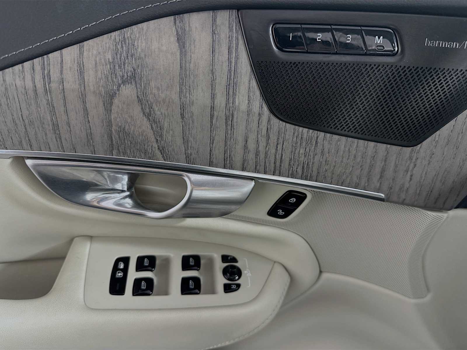 Certified 2024 Volvo XC90 B6 Ultimate image 17