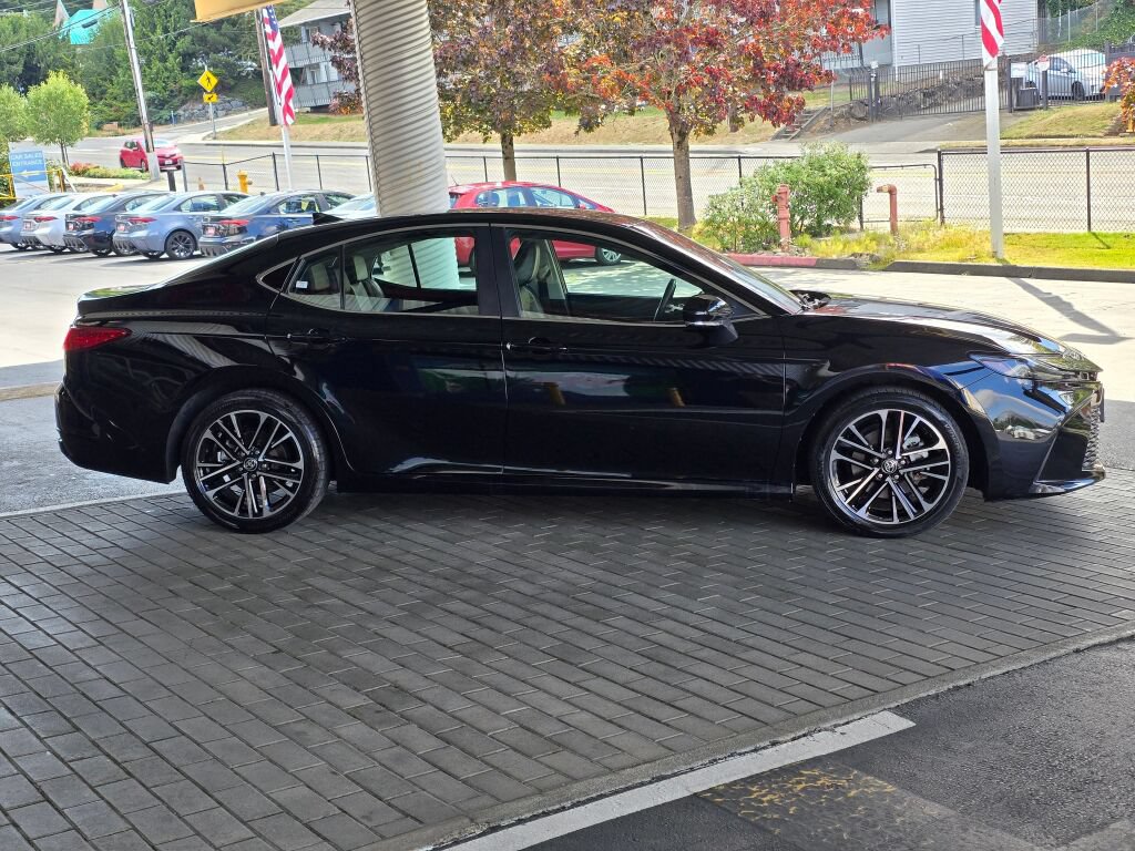 Used 2025 Toyota Camry XLE FWD image 4