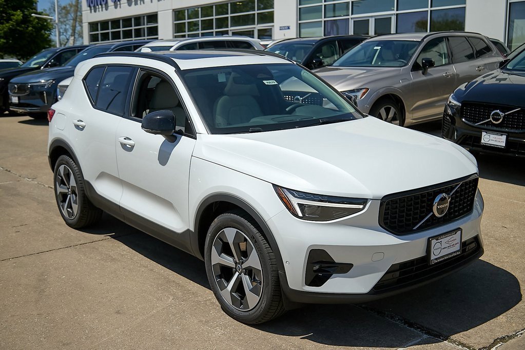 New 2025 Volvo XC40 B5 Plus w/ Protection Package Premier image 4