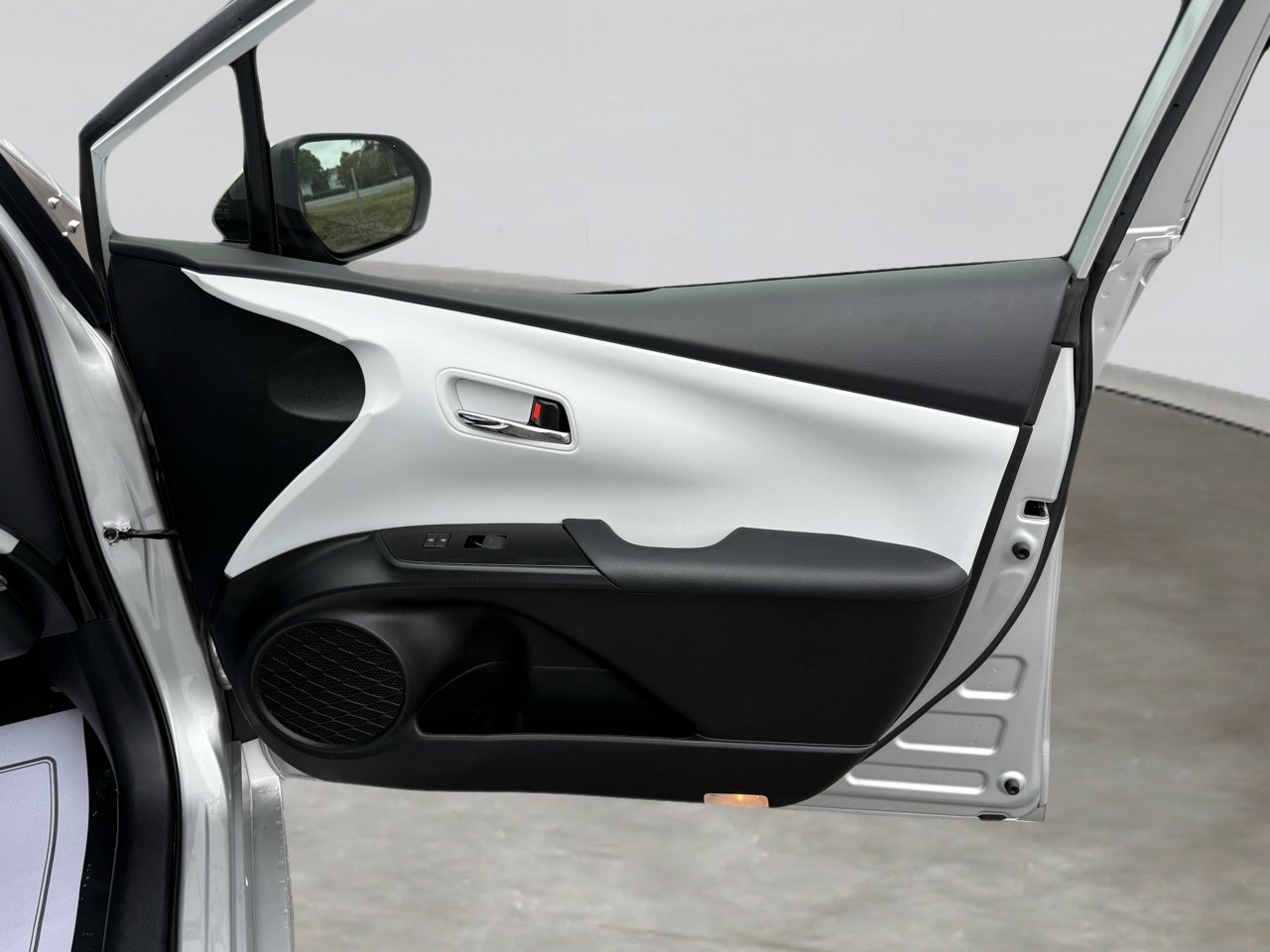 Used 2021 Toyota Prius XLE image 29