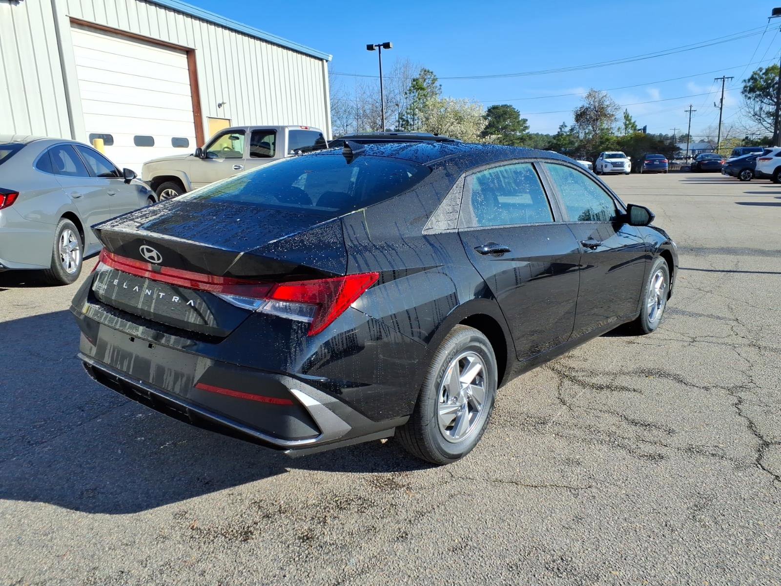 New 2026 Hyundai Elantra SE image 3
