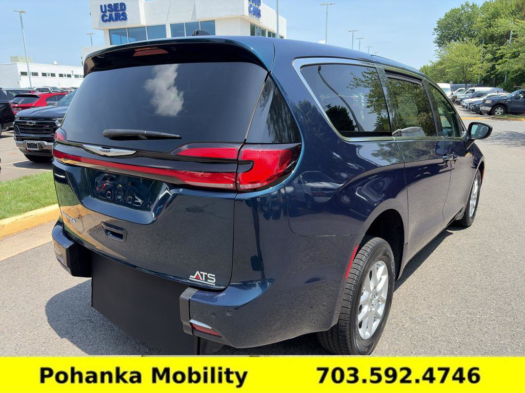 Used 2023 Chrysler Pacifica Touring-L FWD image 10