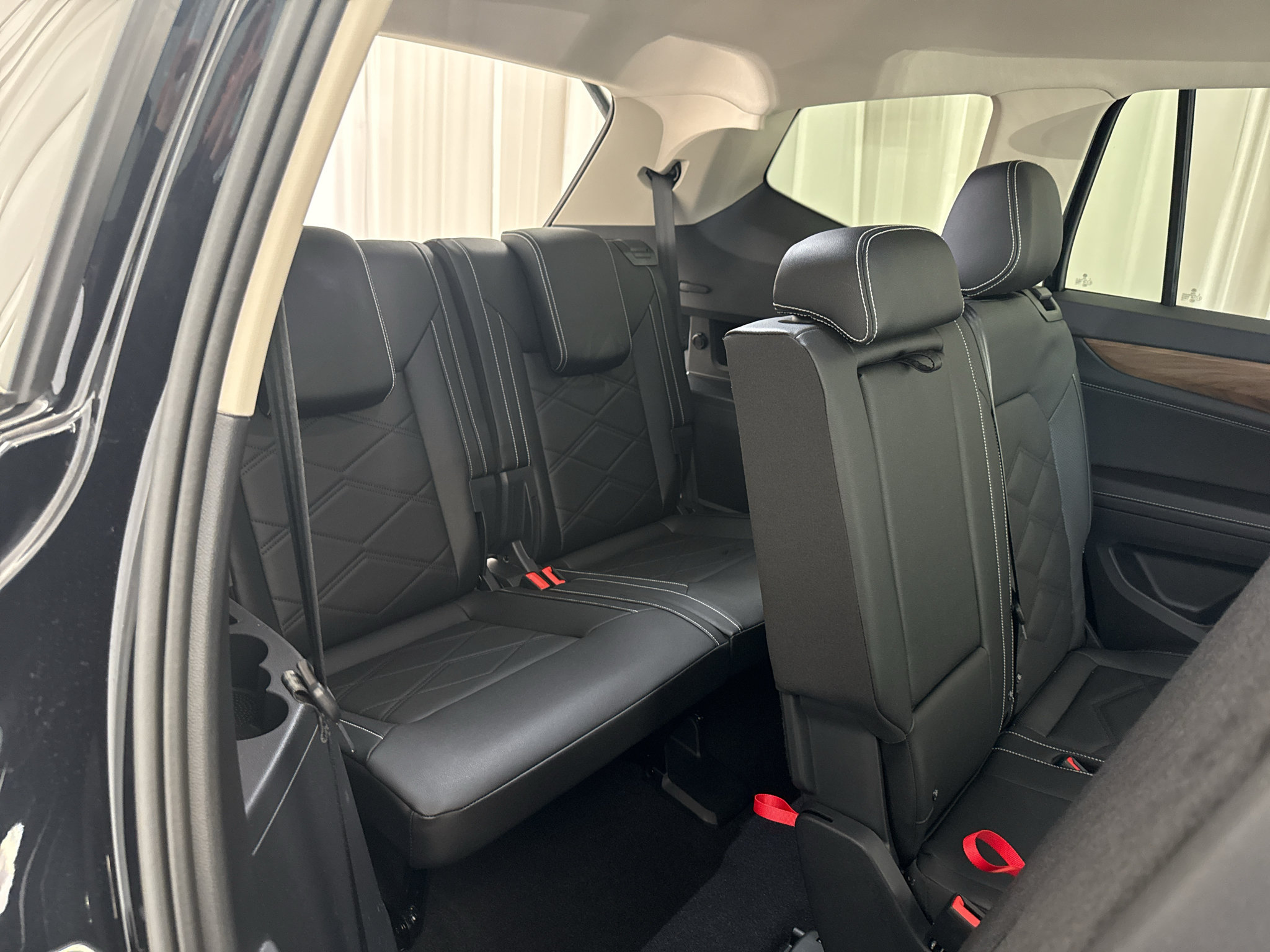 Used 2025 Volkswagen Atlas SE AWD/4WD image 37