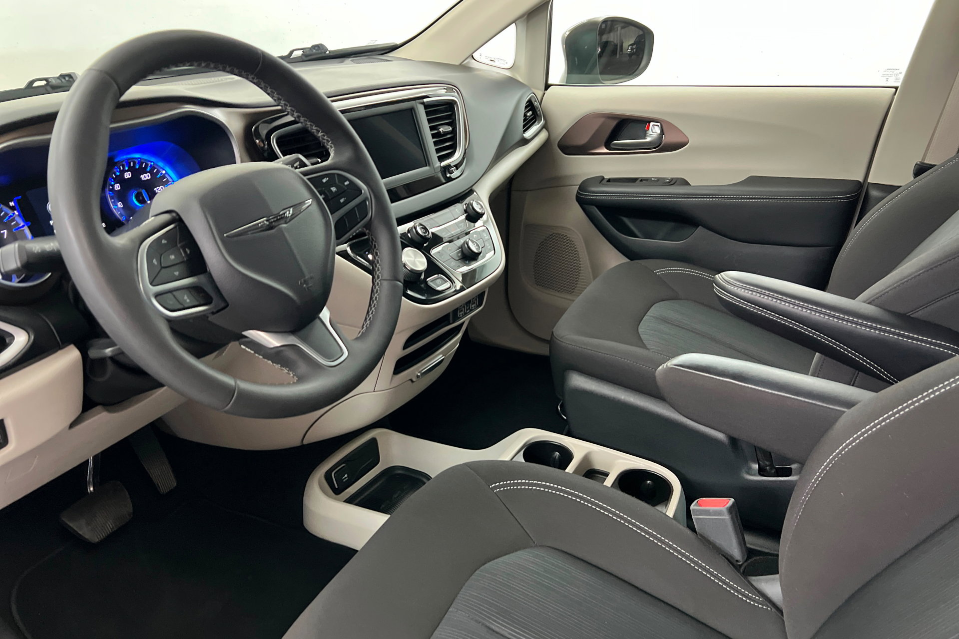 Certified 2023 Chrysler Voyager LX image 15