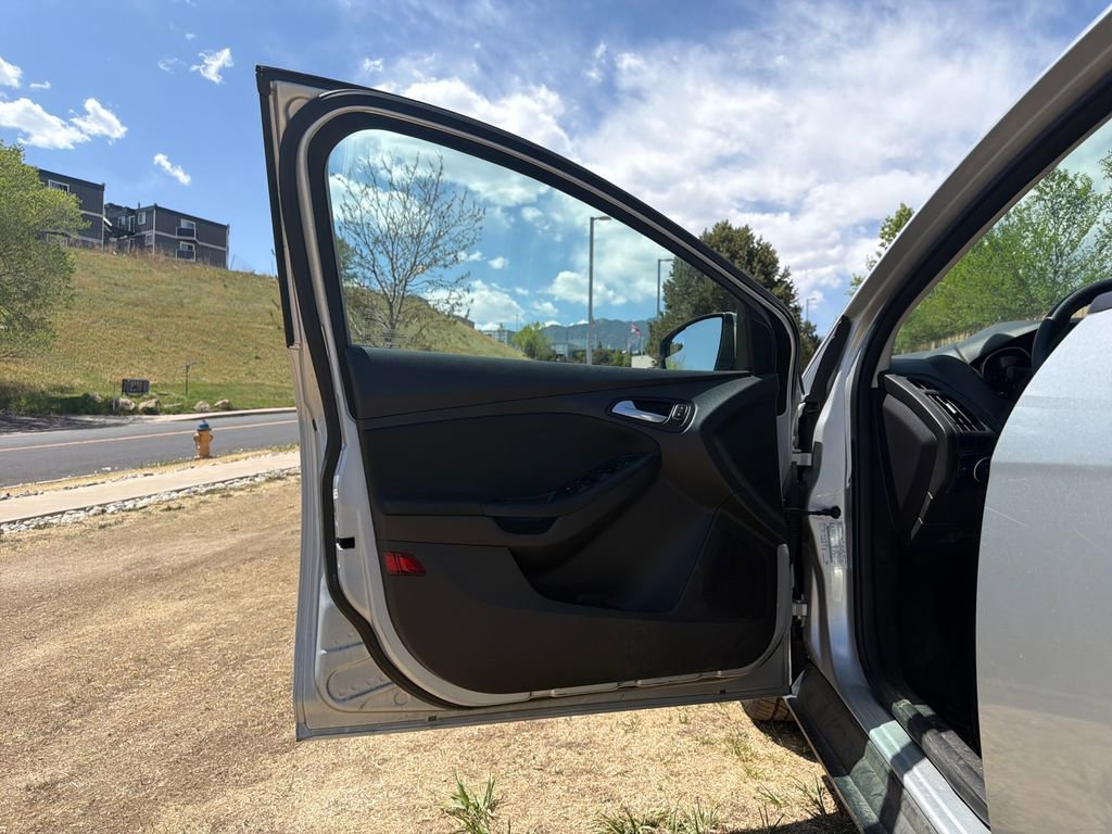 Used 2018 Ford Focus SE FWD image 9