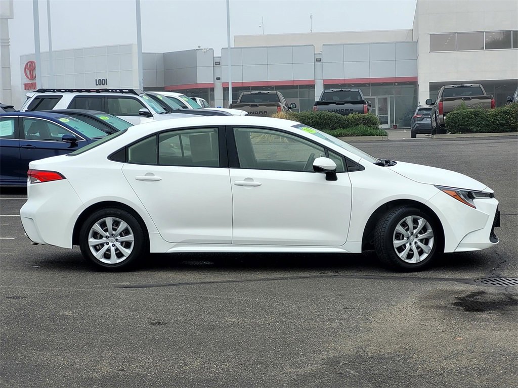 Used 2021 Toyota Corolla LE image 3