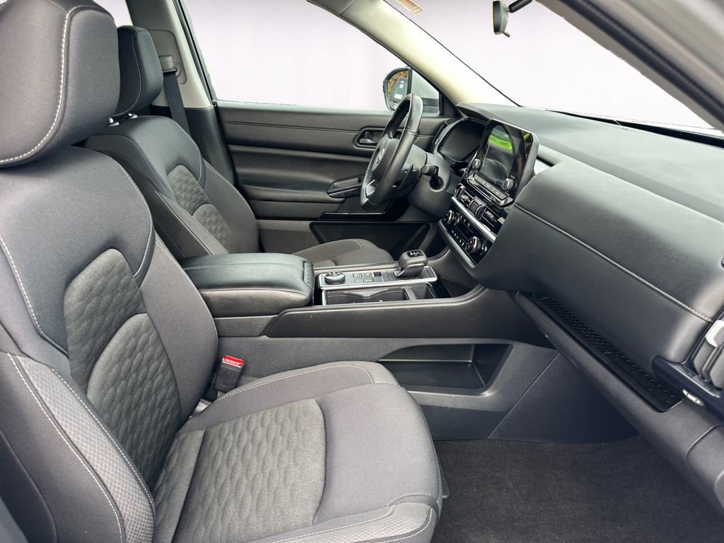 Used 2024 Nissan Pathfinder SV w/ SV Premium Package image 15