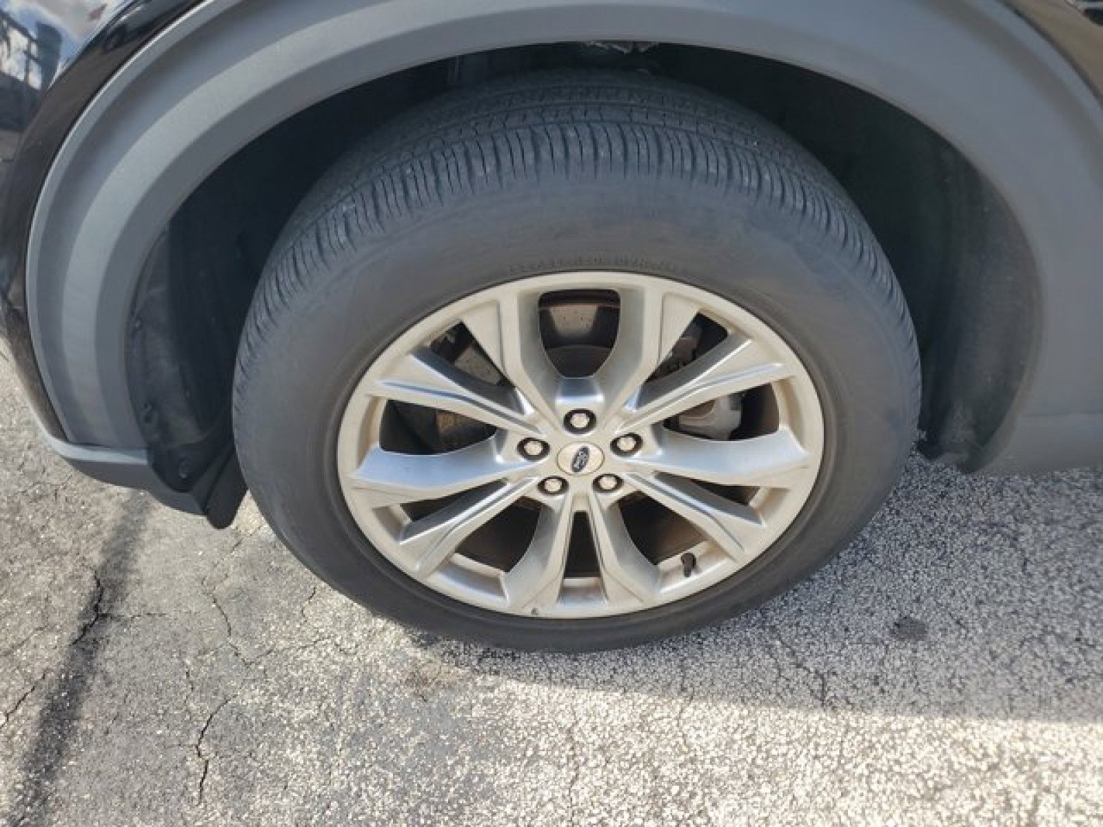 Used 2023 Ford Explorer Limited w/ Limited Technology Package RWD image 3