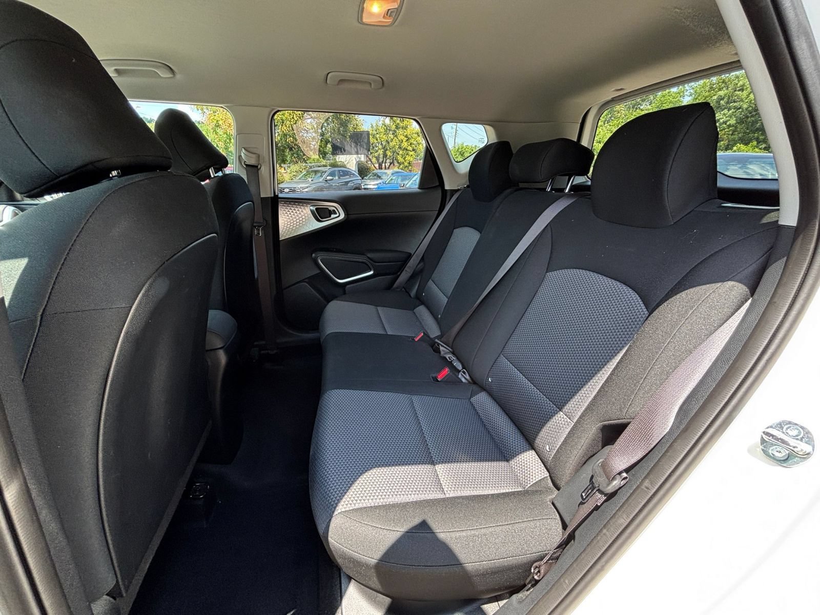 Used 2025 Kia Soul LX w/ LX Technology Package FWD image 33