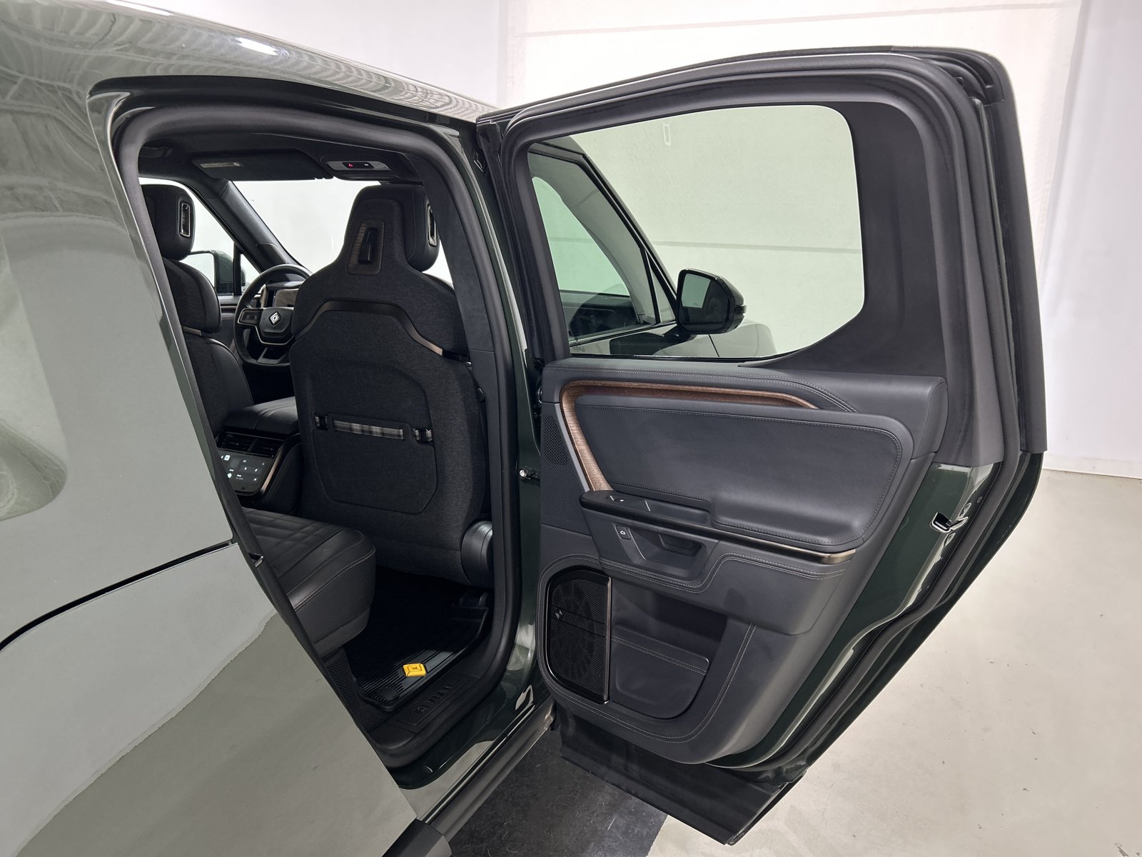 Used 2025 Rivian R1T Premium AWD/4WD image 19
