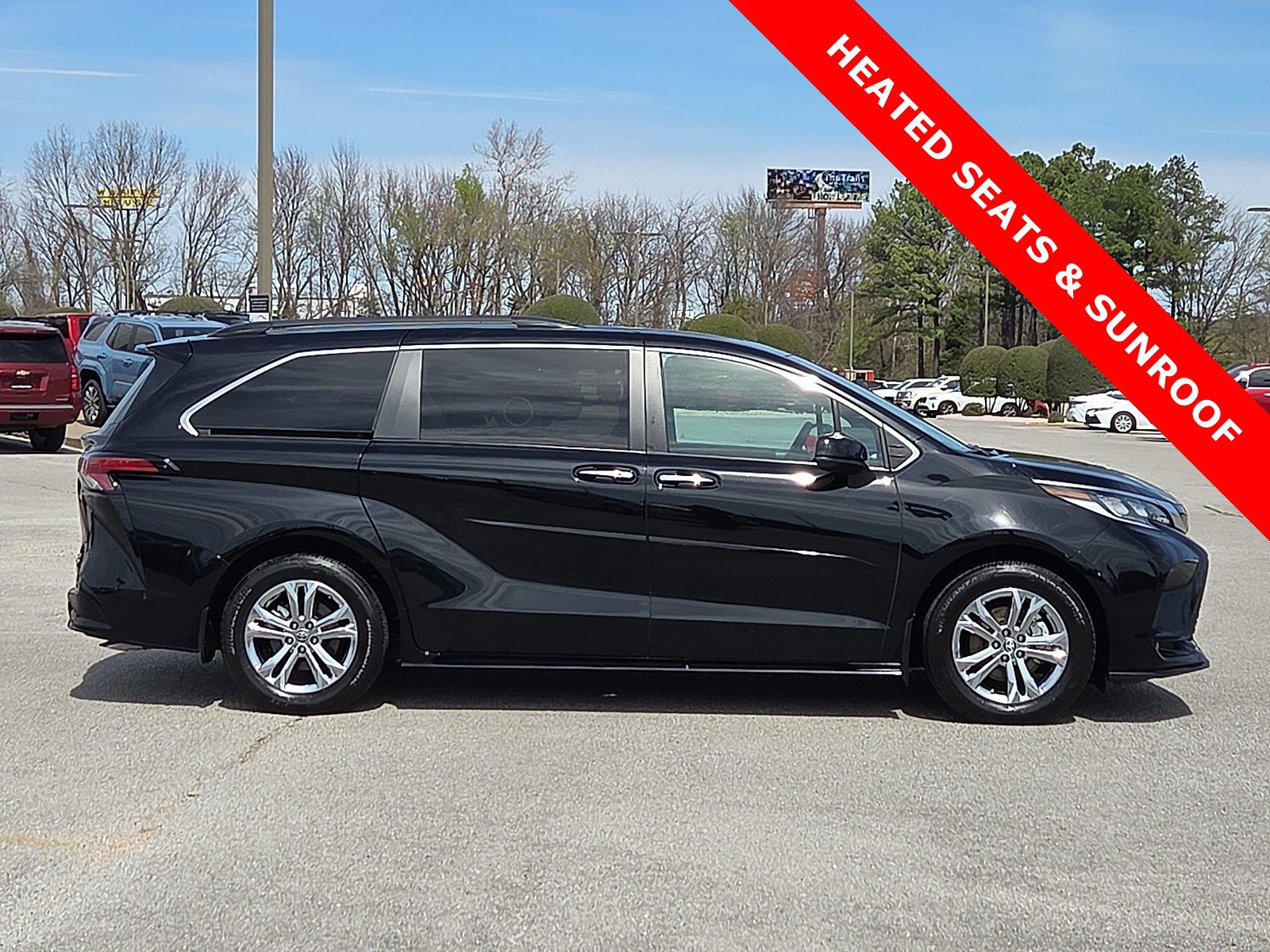 Used 2023 Toyota Sienna XSE w/ XSE Plus Package image 6