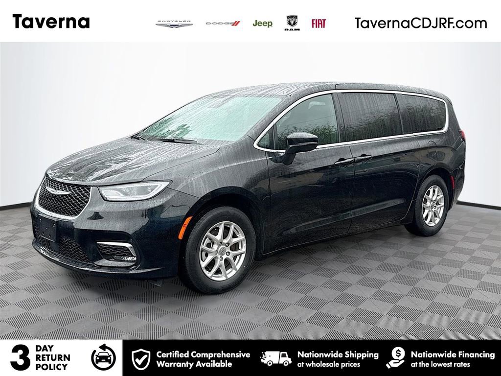 Used 2025 Chrysler Pacifica Select