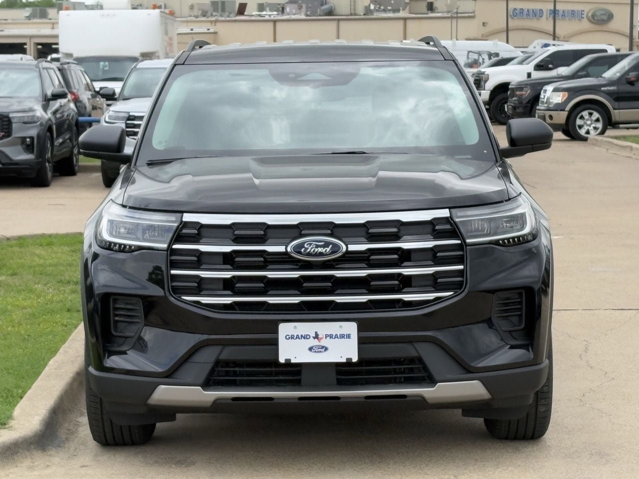 New 2026 Ford Explorer Active RWD image 8