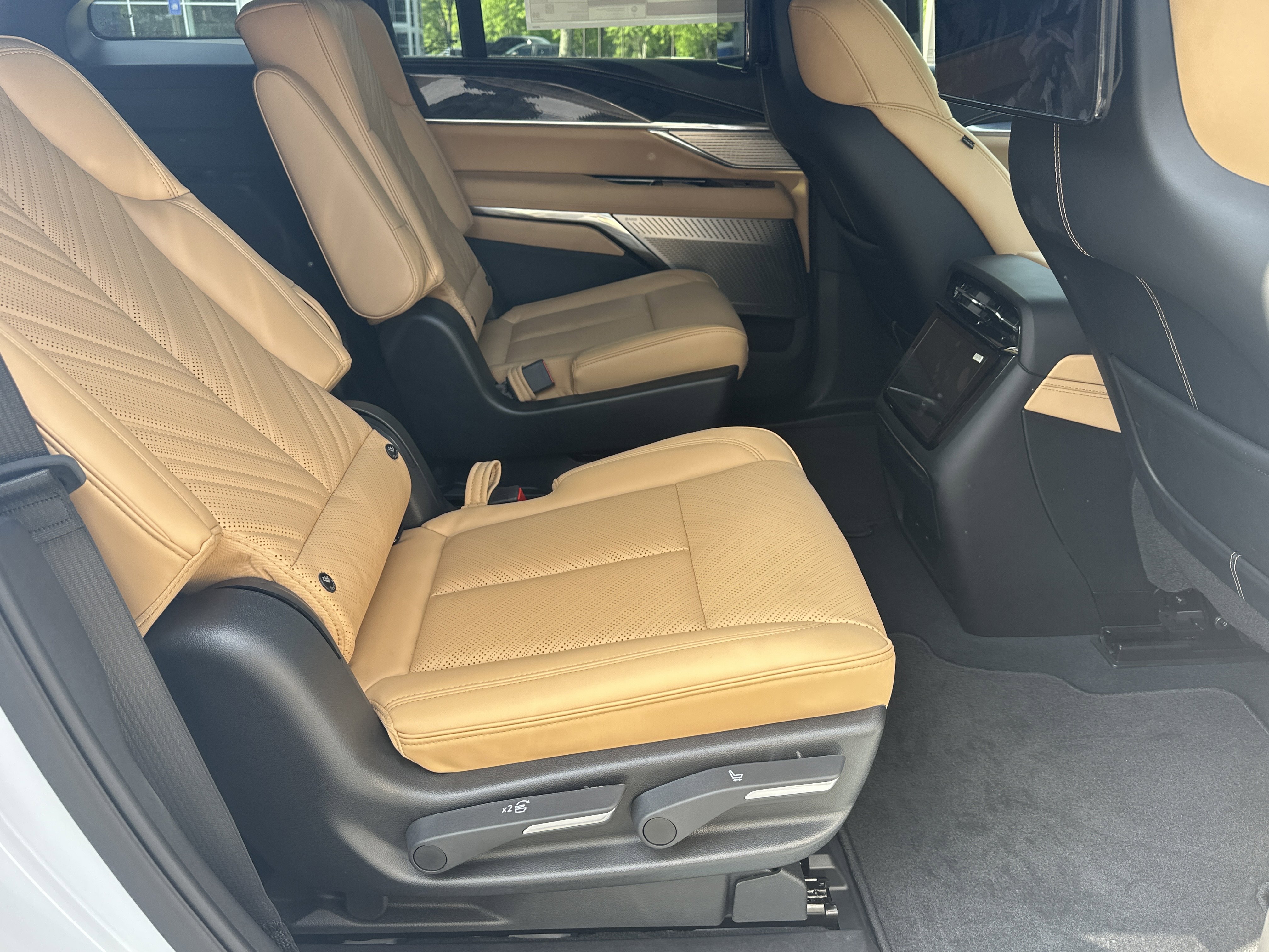 Used 2026 Cadillac Escalade IQ Sport 2 w/ LPO, ONYX Package AWD/4WD image 17